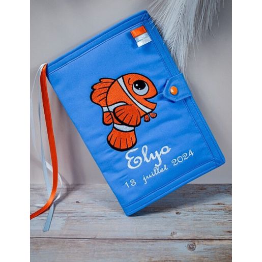 Protège carnet de santé bébé brodé avec texte ou prénom.