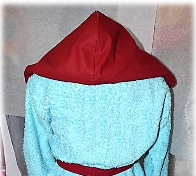 turquoise capuche rouge